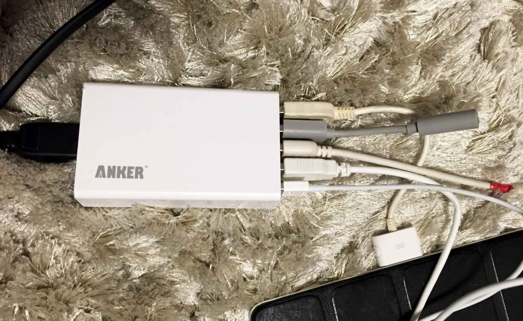全部まとめて5台写真チックしてください。充電器が付いてないです。ジャン品。 デスクのごちゃつき許さん｣。Ankerの8-in-1電源タップが25％OFF